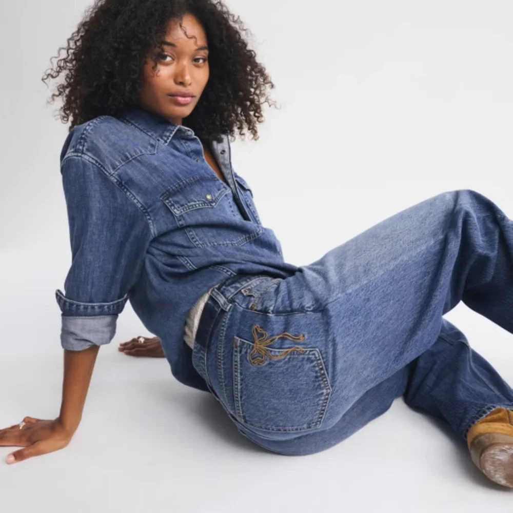 High-Rise Blue Denim Jeans with Embroidered Bow - Picture 2 of 4